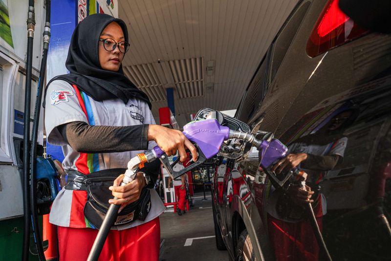 Pertamax Green 95 dengan kandungan 5% Bioetanol (E5) sudah 2 tahun dipasarkan oleh Pertamina Patra Niaga dan menggunakan bahan baku lokal sebagai prioritas utama dengan memanfaatkan tetes tebu (molase) yang dijadikan bioetanol fuel grade dari pemasok atau 