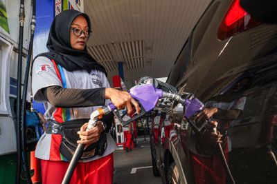 Pertamax Green 95 dengan kandungan 5% Bioetanol (E5) sudah 2 tahun dipasarkan oleh Pertamina Patra Niaga dan menggunakan bahan baku lokal sebagai prioritas utama dengan memanfaatkan tetes tebu (molase) yang dijadikan bioetanol fuel grade dari pemasok atau 