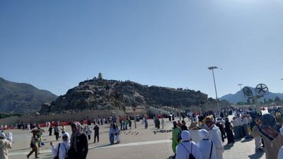 Di puncak Jabal Rahmah terdapat monumen beton setinggi sekitar 8 meter.